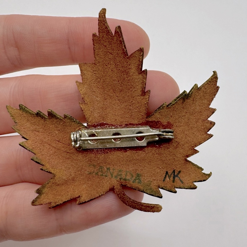 VINTAGE 1960s Tooled Leather Maple Leaf Brooch SIGNED - Picture 8 of 10